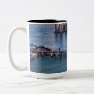 Tasse 2 Couleurs Croisière sur un bateau de croisière au coucher du