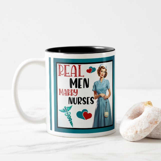 Tasse 2 Couleurs Cute Pinup_ Véritables Hommes Épouses Épouses (Avec donut)