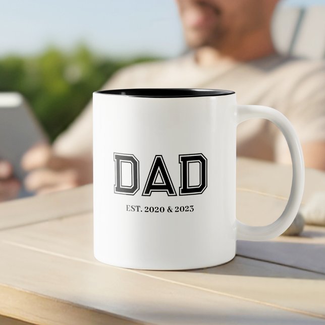Tasse 2 Couleurs Dad Established Simple Modern College Typography (Dad Established Year(s) Modern College Font Design - the perfect, personalized gift for Dad!)