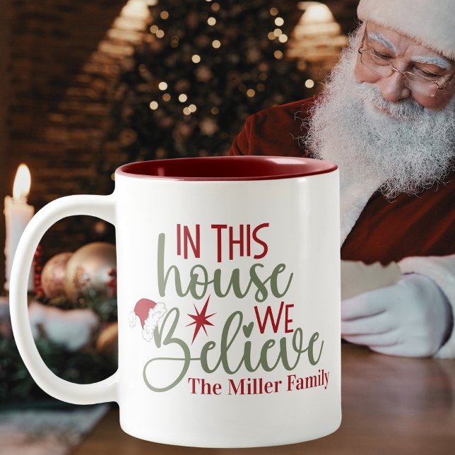 Tasse 2 Couleurs Dans Cette Chambre, Nous Croyons À Noël Personnali (In This House We Believe Custom Christmas Two-Tone Coffee Mug - Add your name or special text.)