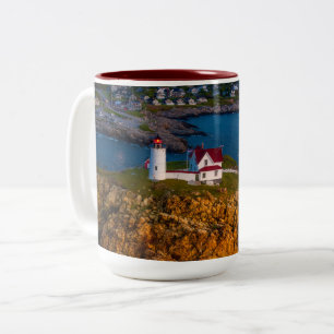 Tasse 2 Couleurs Dawns Light tombe sur le rivage rocheux de Nubble