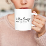 Tasse 2 Couleurs De meilleures choses arrivent | Moderne Script Pos<br><div class="desc">Simple,  élégant "les meilleures choses arrivent" conception d'art de mot personnalisé dans la typographie manuscrite de script minimaliste moderne. Ce design positif et stimulant fera sourire n'importe qui !</div>