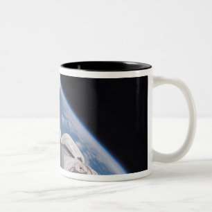 Tasse 2 Couleurs Découverte de navette spatiale backdropped par la