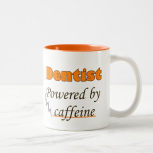 Tasse 2 Couleurs Dentiste alimenté par la caféine