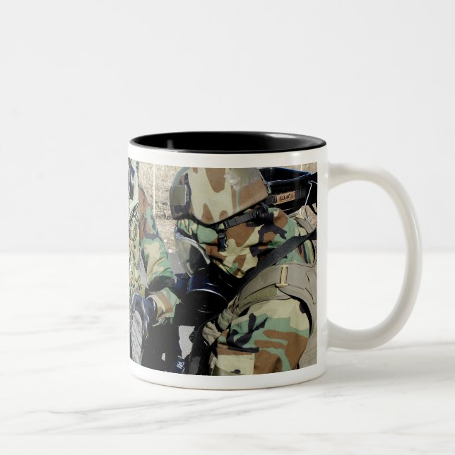 Tasse 2 Couleurs Des aviateurs aident un soldat de l'armée de terre (Droit)