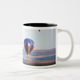 Tasse 2 Couleurs Des ballons à air chaud colorés flottent au-dessus