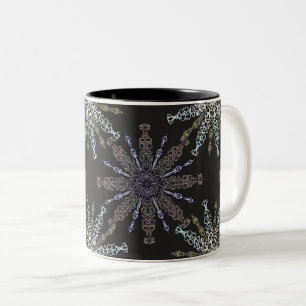 Tasse 2 Couleurs Des flocons de neige ouvrés sur le noir.