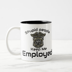 Tasse 2 Couleurs Des Gens Stupides Me Gardent Employé
