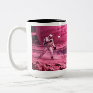 Tasse 2 Couleurs Deux astronautes jouant au baseball sur une planèt