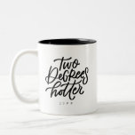 Tasse 2 Couleurs Deux degrés Hotter<br><div class="desc">Pour l’étudiant qui a obtenu deux diplômes. Cette mignonne tasse est lettrée à la main avec "deux degrés plus chaud" avec l'année ci-dessous. Le revers de la page dit "un tel érudit".</div>