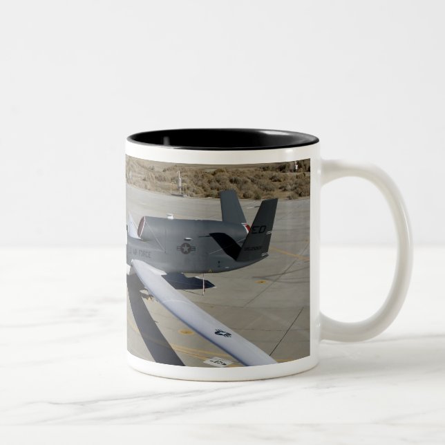 Tasse 2 Couleurs Deux Global Hawks stationnés sur une rampe (Droit)