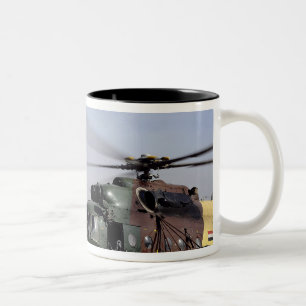 Tasse 2 Couleurs Deux hélicoptères irakiens de la hanche Mi-17