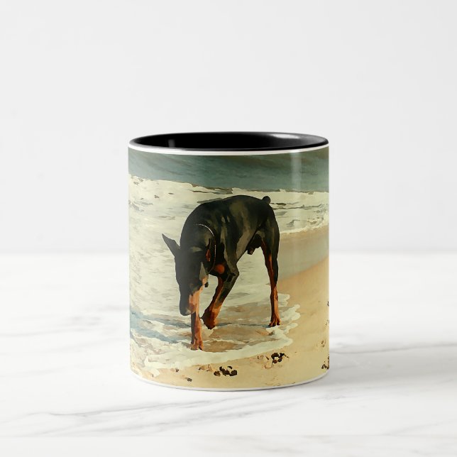Tasse 2 Couleurs Dobermann à l'image de peinture de plage (Centre)