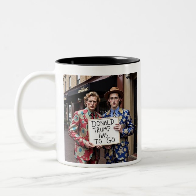 Tasse 2 Couleurs Donald Trump doit aller manifester (Gauche)