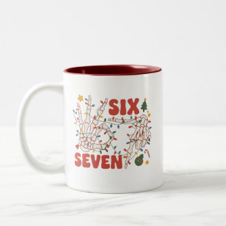 Tasse 2 Couleurs Drôle de Noël 67 Main de squelette Six Sept Noël