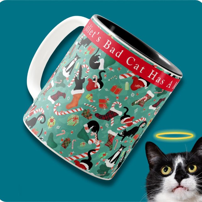 Tasse 2 Couleurs Drôle Noël Chat Mischief Personnalisé (Cute Personalized holiday mug with a cat raiding the Christmas stockings funny pattern. )