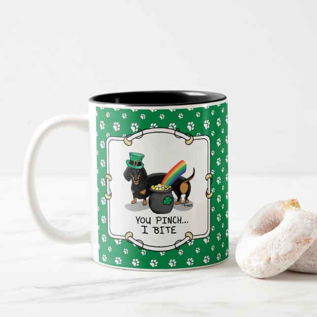 Tasse 2 Couleurs Drôle St. Patrick's Day Dachshund (noir & bronzage (Avec donut)