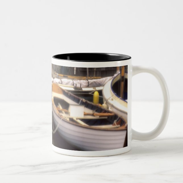 Tasse 2 Couleurs Du brouillard entoure quatre bateaux amarrés. (Droit)