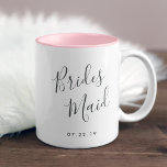 Tasse 2 Couleurs Élégamment Penné | Bridesmaid<br><div class="desc">Un cadeau sucré et élégant pour vos demoiselles d'honneur,  tasse à deux tons en rose et blanc dispose de "demoiselle d'honneur" en typographie manuscrite. Personnalisez avec votre date de mariage en dessous.</div>