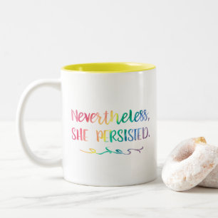 Tasse 2 Couleurs Elle a persisté féministe de typographie