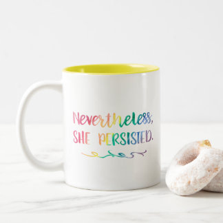 Tasse 2 Couleurs Elle a persisté féministe de typographie