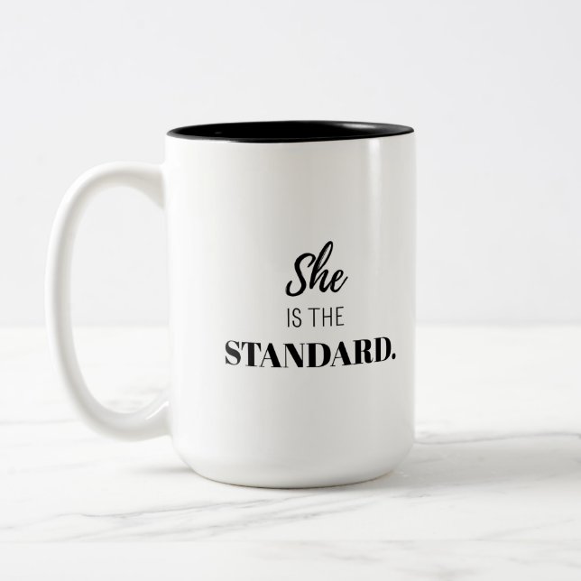 Tasse 2 Couleurs Elle est la référence – Un féminisme audacieux (Gauche)