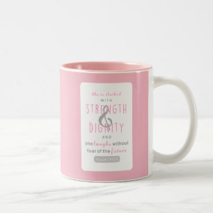 Tasse 2 Couleurs elle est vêtue de force & de dignité proverbs 31