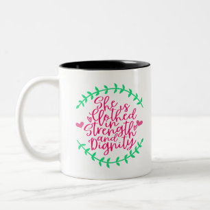 Tasse 2 Couleurs Elle est vêtue de force et de dignité -