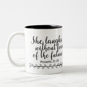 Tasse 2 Couleurs Elle rit sans crainte des futurs proverbes 31