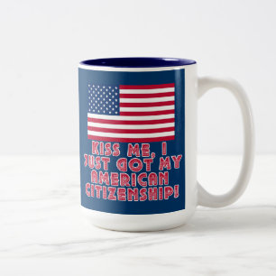 Tasse 2 Couleurs Embrassez-moi que j'ai juste obtenu ma citoyennet
