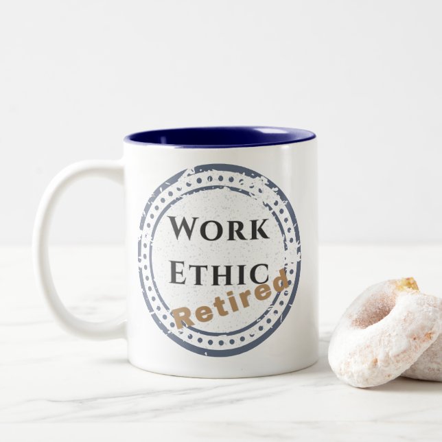 Tasse 2 Couleurs Éthique de travail : Retraité (Avec donut)