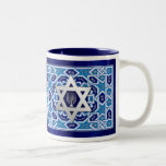 Tasse 2 Couleurs Étoile de David et Menorah Jour de Fêtes Juives Ca<br><div class="desc">Silver Foil Star de David et Menorah design Hanoukka,  Rosh Hashanah,  Pâque,  Toute fête juive ou Célébration Gift Mugs. Cartes et cadeaux correspondants disponibles dans la catégorie Fêtes juives / Hanoukka de notre magasin.</div>