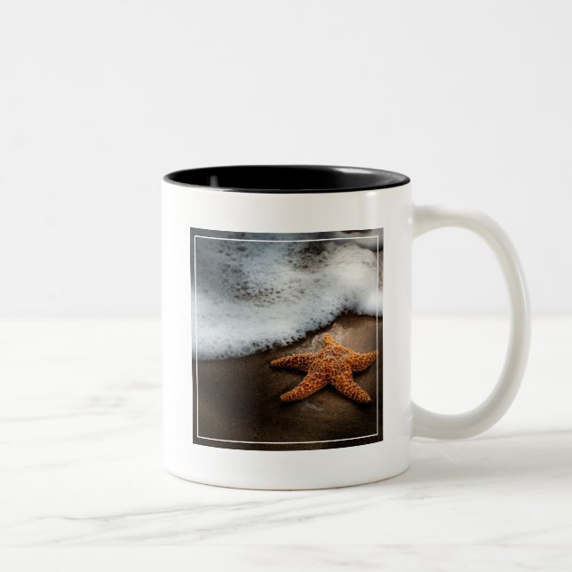 Tasse 2 Couleurs Étoiles de mer seules sur la plage (Droit)