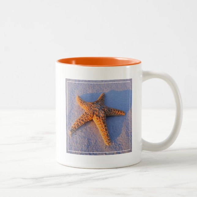 Tasse 2 Couleurs Étoiles de mer sur le sable blanc (Droit)
