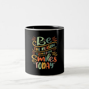 Tasse 2 Couleurs Être la raison pour laquelle quelqu'un sourit aujo