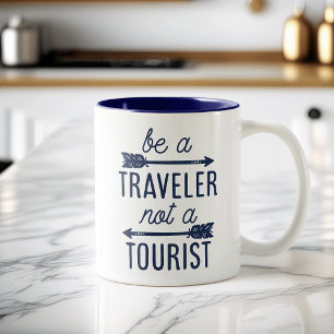 Tasse 2 Couleurs Être un voyageur et non pas une typographie touris