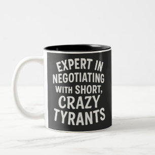 Tasse 2 Couleurs Expert en négociation avec des tyrans courts et fo