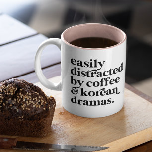 Tasse 2 Couleurs Facilement distrait par le café et les drames coré