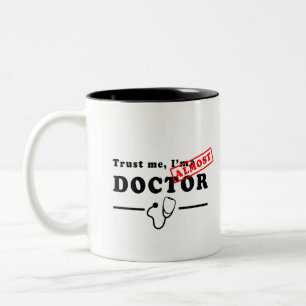 Tasse 2 Couleurs Faites-moi confiance je suis presque un docteur