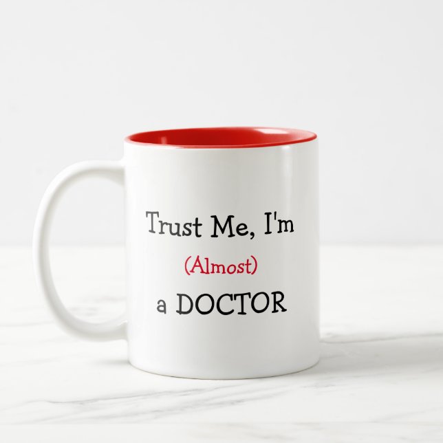 Tasse 2 Couleurs Faites-moi confiance, je suis (presque) un docteur (Gauche)