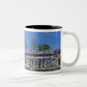 Tasse 2 Couleurs Famille de touristes passant devant un ancien Maya