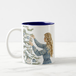 Tasse 2 Couleurs Femme blonde décorant un sapin de Noël