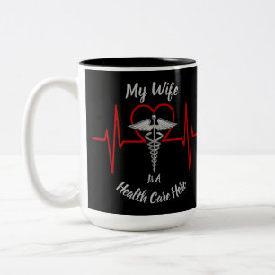 Tasse 2 Couleurs Femme héroïque en soins de santé