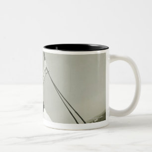 Tasse 2 Couleurs Femme tenant le calage sur le yacht