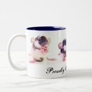 Tasse 2 Couleurs Fièrement possédé par des rats !