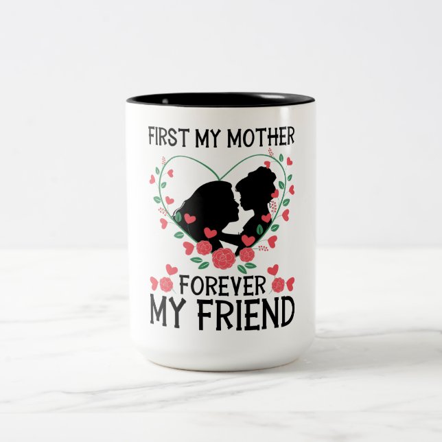 Tasse 2 Couleurs Fille embrassant maman – D'abord ma mère (Centre)
