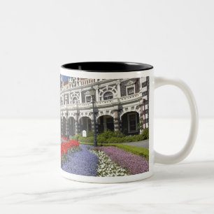 Tasse 2 Couleurs Fleurs printanières et gare historique,