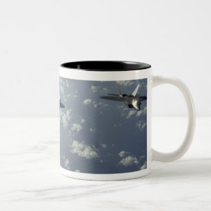 Tasse 2 Couleurs Formation de trois navires de F-22 Raptors