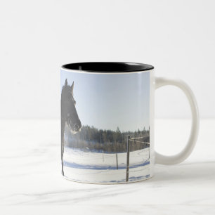 Tasse 2 Couleurs Formation des chevaux dans un paysage hivernal,