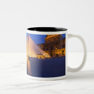 Tasse 2 Couleurs France, Paris. Le musée du Louvre au crépuscule.